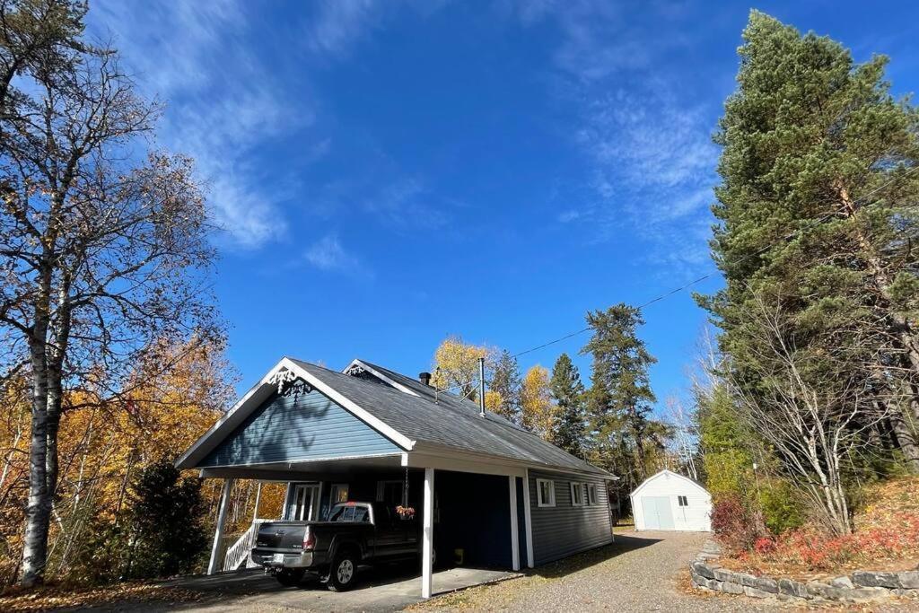 Le Chalet Bleu, Aux Pieds Des Monts-Valin Saint-David-de-Falardeau エクステリア 写真